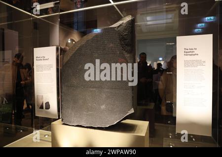 Der Rosetta-Stein, eine Stele aus Granodiorit, mit drei Versionen eines Dekrets versehen, das 196 v. Chr. während der ptolemäischen Dynastie in Ägypten erlassen wurde. London, Großbritannien Stockfoto