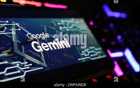 Viersen, Deutschland - 9. Februar. 2024: Nahaufnahme des Smartphone-Bildschirms mit Logo-Schriftzug von Google Gemini auf der Computertastatur Stockfoto