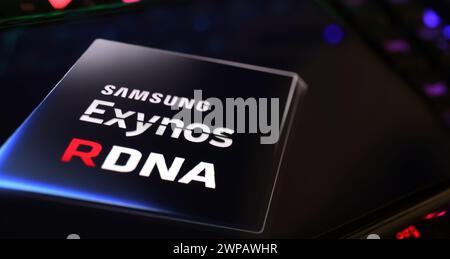 Viersen, Deutschland - 1. März. 2024: Nahaufnahme des Smartphone-Bildschirms mit Logobeschriftung des Samsung Exynos Prozessorchips auf der Computertastatur Stockfoto