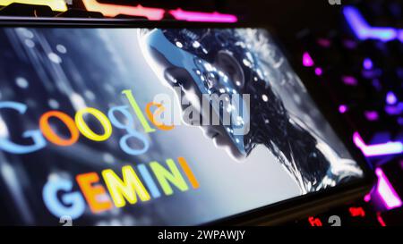 Viersen, Deutschland - 9. Februar. 2024: Nahaufnahme des Smartphone-Bildschirms mit Logo-Schriftzug von Google Gemini auf der Computertastatur Stockfoto