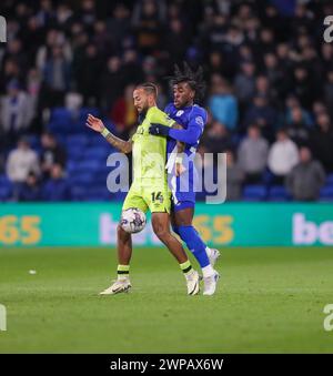 Cardiff City Stadium, Cardiff, Großbritannien. März 2024. EFL Championship Football, Cardiff City gegen Huddersfield Town; Sorba Thomas aus Huddersfield Town kontrolliert den Ball unter dem Druck von Josh Wilson-Esbrand von Cardiff City Credit: Action Plus Sports/Alamy Live News Stockfoto