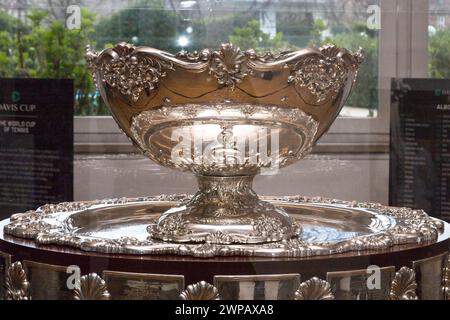 Turin, Italien. März 2024. Die Davis Cup Trophy wird in Turin (Italien) ausgestellt, nachdem Italien sie in der Ausgabe 2023 gewann Credit: Marco Destefanis/Alamy Live News Stockfoto