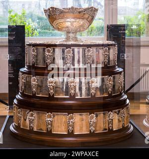 Turin, Italien. März 2024. Die Davis Cup Trophy wird in Turin (Italien) ausgestellt, nachdem Italien sie in der Ausgabe 2023 gewann Credit: Marco Destefanis/Alamy Live News Stockfoto