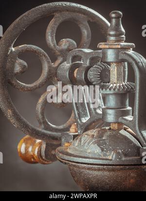 Detail des originalen Metallschüttelrads der antiken Kaffeebohne mit Handkurbel. Nahaufnahme der alten Original Kaffeemühle, Platz für Text, selektiv f Stockfoto