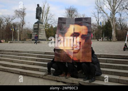 Odessa, Ukraine. März 2024. Studenten der Odessa Höheren Berufsschule für Handel und Lebensmitteltechnologie haben ein Puzzle mit dem Gesicht von Taras Schewtschenko vor dem Hintergrund des gleichnamigen Denkmals im Central Park für Kultur und Freizeit, benannt nach Taras Grigoriewitsch Schewtschenko, zusammengestellt. Junge Patrioten veranstalten eine Veranstaltung, die dem Geburtstag des berühmten ukrainischen Dichters gewidmet ist. Taras Hryhorovych Schewtschenko (* 9. März 1814, 10. März 1861) war ein ukrainischer Dichter, Schriftsteller, Künstler, öffentliche und politische Persönlichkeit, Folklorist und Ethnograph. Er war Fellow der Kaiserlichen Akademie der Künste Stockfoto