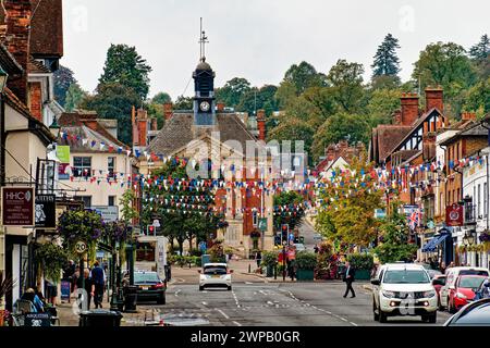 Henley on Thames, Oxfordshire, England, Großbritannien - 11. Oktober 2023: Blick auf Henley Town Hall und West Street vom Marktplatz aus Stockfoto