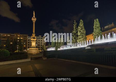 Das Denkmal mit Brunnen in den Triunfo Gärten oder Jardines Del Triunfo in Granada, Andalusien, Spanien Stockfoto