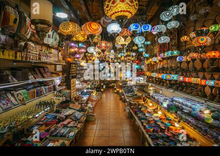 Marokkanische oder türkische Mosaiklampen und Laternen im Geschäft in Granada, Andalusien, Spanien Stockfoto