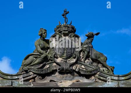 Das Wappen von Edinburgh über dem Eingang zur Stadt Kammern an der High Street in Edinburgh, Schottland, Großbritannien. Stockfoto