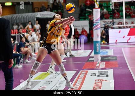 Cuneo, Italien. März 2024. SerenaScognamillo (Cuneo) während des Cuneo Granda Volley vs Roma Volley Club, Volleyball Italian Serie A1 Women Match in Cuneo, Italien, 06. März 2024 Credit: Independent Photo Agency/Alamy Live News Stockfoto