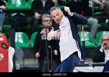 Cuneo, Italien. März 2024. StefanoMicoli (Cuneo) Cheftrainer beim Cuneo Granda Volley vs Roma Volley Club, Volleyball Italian Serie A1 Women Match in Cuneo, Italien, 06. März 2024 Credit: Independent Photo Agency/Alamy Live News Stockfoto