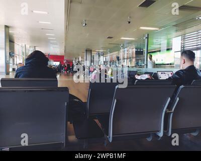 Istanbul Türkei, Sabiha Gokcen Flughafen Uluslararasi Havalimani 07.15.2022 der Warteraum am Flughafen für den Aufenthalt von Fluggästen. Personen Passagiere Stockfoto