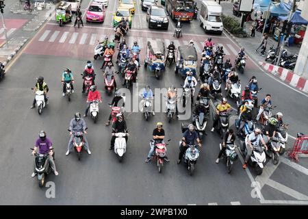 Motorräder warten an der Ampel im Zentrum von Bangkok. Stockfoto