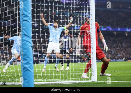 Manchester, Großbritannien. März 2024. Kamil Grabara vom FC Kopenhagen reagiert, nachdem er sein zweites Tor gestanden hat, um im Achtelfinale der UEFA Champions League am 6. März 2024 im Etihad-Stadion in Manchester, England, 2-0 Punkte zu erzielen. (Foto: Daniel Chesterton/phcimages.com) Credit: PHC Images LTD/Alamy Live News Stockfoto