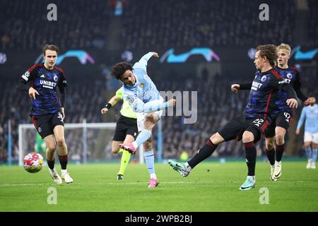 Manchester, Großbritannien. März 2024. Oscar Bobb von Manchester City hat beim Achtelfinale der UEFA Champions League zwischen Manchester City und dem FC Kopenhagen am 6. März 2024 im Etihad Stadium in Manchester, England, einen Torschuss. (Foto: Daniel Chesterton/phcimages.com) Credit: PHC Images LTD/Alamy Live News Stockfoto