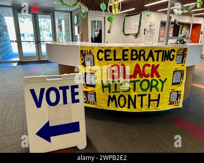 Santa Barbara, Kalifornien, USA. März 2024. ABSTIMMUNGSSCHILD neben einem „Celebrating Black History Month“-Banner in einem Wahlzentrum in Santa Barbara County am Primary Election Day in den USA, 5. März 2024, in einem Studentenwohnheim auf dem Campus der University of California-South Barbara (UCSB). (Kreditbild: © Amy Katz/ZUMA Press Wire) NUR REDAKTIONELLE VERWENDUNG! Nicht für kommerzielle ZWECKE! Stockfoto