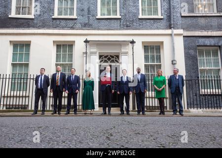 London, Vereinigtes Königreich. März 2024. ANMERKUNG: ERNEUT ÜBERMITTELT UND NAMEN HINZUGEFÜGT Kanzler des Finanzministers Jeremy Hunt (Mitte) posiert mit seiner Ministerbox und Mitgliedern seines Finanzstabs, (von links nach rechts) Assistant Government Whip, Rob Largan, parlamentarischer Privatsekretär Jerome Mayhew, Finanzminister Gareth Davies, Finanzminister Laura Trott, (Finanzminister Jeremy Hunt), Finanzsekretär im Finanzministerium Nigel Huddleston, Wirtschaftssekretär im Finanzministerium Bim Afolami, Parlamentssekretärin Baroness Charlotte Vere aus Norbiton und Parli Stockfoto