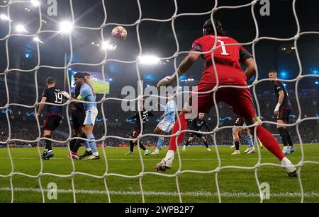 Manuel Akanji, Manuel Akanji von Manchester City, erzielt das erste Tor des Spiels im Achtelfinale der UEFA Champions League, dem zweiten Legspiel im Etihad Stadium in Manchester. Bilddatum: Mittwoch, 6. März 2024. Stockfoto