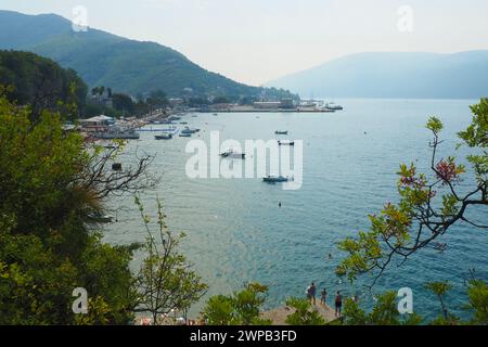 Zelenika, Meljine, Herceg Novi, Montenegro, 10. August, 2022. Blick von der Klippe zwischen Meljine und Zelenika auf die Adria, die Berge, den Himmel und Stockfoto