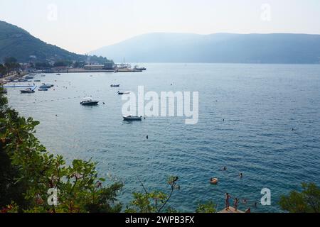 Zelenika, Meljine, Herceg Novi, Montenegro, 10. August, 2022. Blick von der Klippe zwischen Meljine und Zelenika auf die Adria, die Berge, den Himmel und Stockfoto