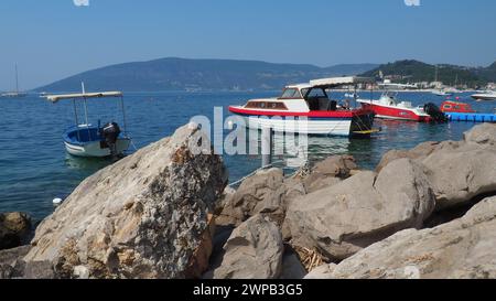 Zelenika, Herceg Novi, Montenegro, 08.10.2022 felsige Küste mit dem Strand des Dorfes Zelenika. Boote und Boote vor Anker. Sonniger, schöner Sommer Stockfoto