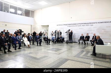 Solnechnodolsk, Russland. März 2024. Der russische Präsident Wladimir Putin, rechts, spricht mit Vertretern der Agrarindustrie am 5. März 2024 in Solnechnodolsk, Stavropol-Territorium, Russland. Quelle: Mikhail Metzel/Kreml Pool/Alamy Live News Stockfoto