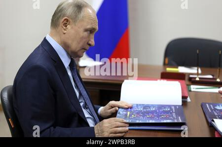 Solnechnodolsk, Russland. März 2024. Der russische Präsident Wladimir Putin hält am 5. März 2024 in Solnechnodolsk, Stavropol-Territorium, Russland, ein persönliches Treffen mit dem Gouverneur des Gebiets Stavropol ab. Quelle: Mikhail Metzel/Kreml Pool/Alamy Live News Stockfoto