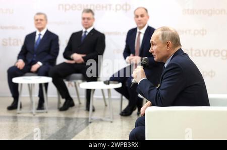 Solnechnodolsk, Russland. März 2024. Der russische Präsident Wladimir Putin, rechts, spricht mit Vertretern der Agrarindustrie am 5. März 2024 in Solnechnodolsk, Stavropol-Territorium, Russland. Quelle: Mikhail Metzel/Kreml Pool/Alamy Live News Stockfoto