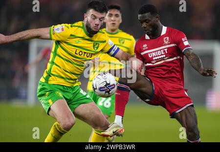 Grant Hanley (links) von Norwich City und Emmanuel Latte Lath von Middlesbrough kämpfen um den Ball während des Sky Bet Championship Matches im Riverside Stadium in Middlesbrough. Bilddatum: Mittwoch, 6. März 2024. Stockfoto