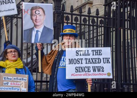 London, Großbritannien. März 2024. Der Anti-Brexit-Aktivist Steve Bray macht seine Gefühle über den Finanzminister Jeremy Hunt außerhalb der Downing Street bekannt, während sich Anti-Tory-Demonstranten am Budget Day versammeln. Quelle: Vuk Valcic/Alamy Live News Stockfoto