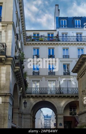 Die wunderschönen Fassaden des 7e Arrondissement, Rue Saint-Dominique in Paris, Frankreich Stockfoto