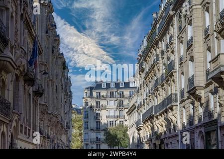 Die wunderschönen Fassaden des 7e Arrondissement, Rue Saint-Dominique in Paris, Frankreich Stockfoto