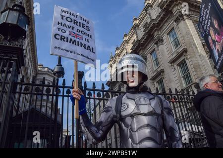 London, Großbritannien. März 2024. Ein Anti-Tory-Demonstrant mit RoboCop-Kostüm steht am Budget Day vor der Downing Street. Quelle: Vuk Valcic/Alamy Live News Stockfoto