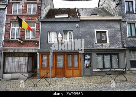 Rue Neuve, Stavelot, eine typisch belgische Straße Stockfoto