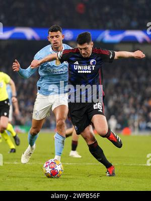 Matheus Nunes von Manchester City (links) und Scott McKenna aus Kopenhagen kämpfen im Achtelfinale der UEFA Champions League um den Ball. Bilddatum: Mittwoch, 6. März 2024. Stockfoto