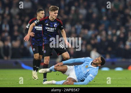 Matheus Nunes aus Manchester City wird von Elias Jelert vom FC Kopenhagen während des UEFA Champions League-Spiels Manchester City gegen FC Kopenhagen im Etihad Stadium, Manchester, Großbritannien, 6. März 2024 (Foto: Mark Cosgrove/News Images) Stockfoto