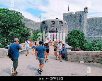 Pile Gate Dubrovnik Kroatien 14. August 2022 Menschen Männer und Frauen gehen entlang der Steinbrücke zum Tor der Altstadt. Viele Touristen. Beschäftigt Stockfoto