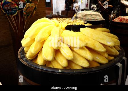 Eclaire in Form von gelben Bananen auf einem Gericht. Schaufenster des Süßwarengeschäfts Dubrovnik Kroatien. Köstliche süße Kuchen werden für Touristen zum Verkauf angeboten Stockfoto