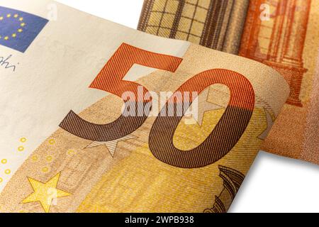 Nahaufnahme des Logos der 50-Euro-Aufschrift auf der 50-Euro-Banknote. Das Konzept der Ökonomie und Finanzen Stockfoto