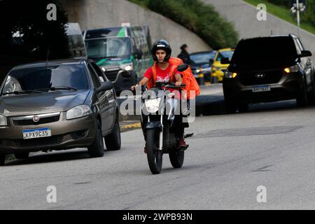 Lieferarbeiter. Lieferung von Lebensmitteln über den Mobile-App-Service. Tragetasche für Biker. Logistics App Job Stockfoto