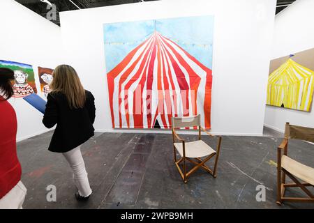 Besuchen Sie die 43. Internationale Messe für zeitgenössische Kunst ARCO am 06. März 2024 in Madrid, Spanien. Insgesamt haben 205 Galerien aus 36 verschiedenen Ländern Stockfoto