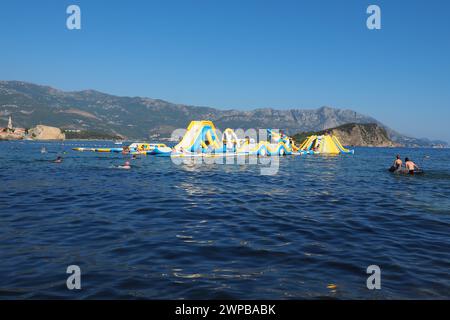 Mogren Beach, Budva, Montenegro, 8.15.22 Beach Sommerurlaub. Glückliche Touristen entspannen sich, sonnen sich, schwimmen in den Meereswellen. Adriaküste Mittelmeer Stockfoto