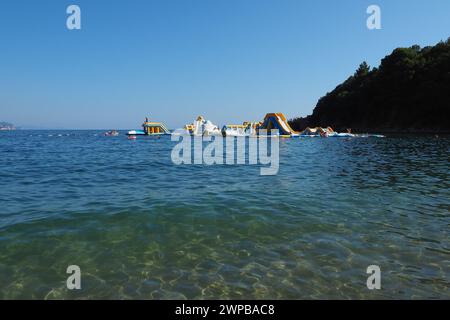 Mogren Beach, Budva, Montenegro, 8.15.22 Beach Sommerurlaub. Glückliche Touristen entspannen sich, sonnen sich, schwimmen in den Meereswellen. Adriaküste Mittelmeer Stockfoto