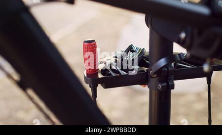 Verschiedene fachkundige Arbeitsgeräte stehen in einer Nahaufnahme auf dem Reparaturstand, der für die Wartung des Fahrrads im Hof vorbereitet und organisiert ist. Detaillierte Ansicht der Ausrüstung, die für die Fahrradreparatur bereit ist. Stockfoto