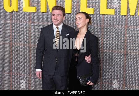 London, Großbritannien. März 2024. Rocco Ritchie und Gast nehmen am 5. März 2024 an DER GENTLEMEN UK Series Global Premiere im Theatre Royal, Drury Lane in London, Großbritannien, Teil. Quelle: S.A.M./Alamy Live News Stockfoto