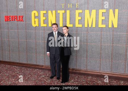 London, Großbritannien. März 2024. Rocco Ritchie und Gast nehmen am 5. März 2024 an DER GENTLEMEN UK Series Global Premiere im Theatre Royal, Drury Lane in London, Großbritannien, Teil. Quelle: S.A.M./Alamy Live News Stockfoto