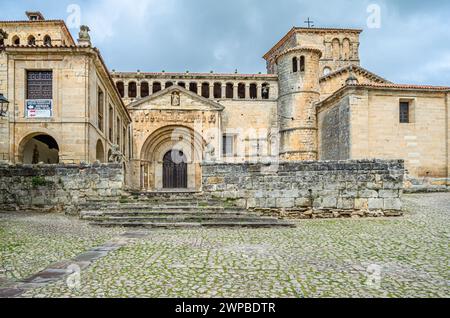 Blick auf die Stiftskirche und den Kreuzgang Santa Juliana in der Stadt Santillana del Mar, Kantabrien, Nordspanien, erbaut im 12. Jahrhundert, i Stockfoto