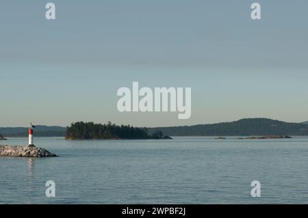 Leuchtturm auf den felsigen Vorsprüngen der Gulf Islands BC Kanada Stockfoto