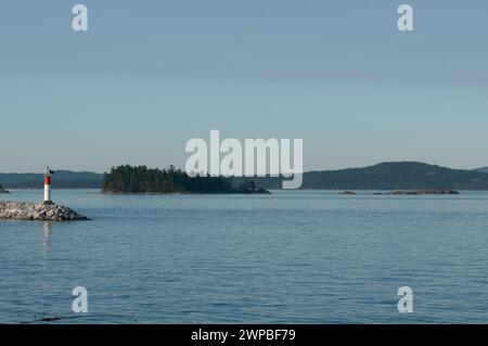 Leuchtturm auf den felsigen Vorsprüngen der Gulf Islands BC Kanada Stockfoto