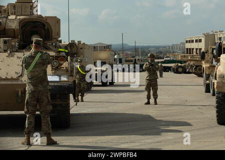 Soldaten der US-Armee, die dem 215th Brigade Support Battalion, 3rd Armored Brigade Combat Team, 1st Cavalry Division, zugewiesen sind, geben Handgesten, um die Fahrzeugbewegung in Vorbereitung auf eine Trainingsrotation des National Training Center in Fort Cavazos, Texas, am 4. März 2024 zu steuern. Das nationale Ausbildungszentrum bereitet Einheiten auf gemeinsame, interinstitutionelle und multinationale Operationen vor, um die Kampfbereitschaft aufrechtzuerhalten. (Foto der US-Armee von SPC. Alejandro L. Carrasquel) Stockfoto